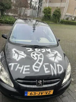 Elf declares 2024 THE END with candy cane chaos on the getaway car