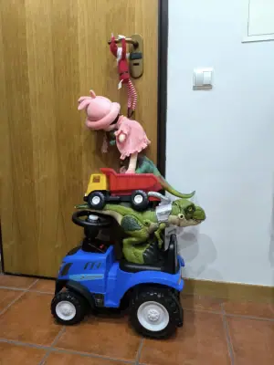 Elf’s daring door escape mission!